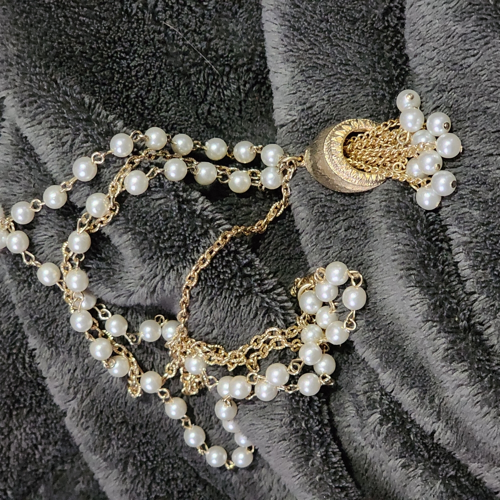Elegant Gold and Pearl Necklace